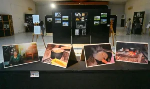 Pengunjung mengamati foto-foto yang dipamerkan di Galeri Museum Daerah dan Taman Budaya Sulteng di Palu, Senin (14/7/2025). (bmzIMAGES/basri Marzuki)