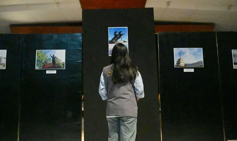 Pengunjung mengamati foto-foto yang dipamerkan di Galeri Museum Daerah dan Taman Budaya Sulteng di Palu, Senin (14/7/2025). (bmzIMAGES/basri Marzuki)