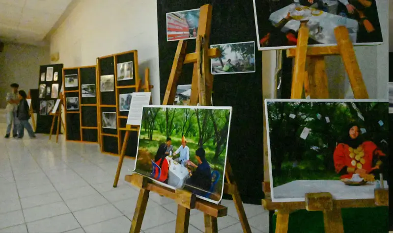 Pengunjung mengamati foto-foto yang dipamerkan di Galeri Museum Daerah dan Taman Budaya Sulteng di Palu, Senin (14/7/2025). (bmzIMAGES/basri Marzuki)