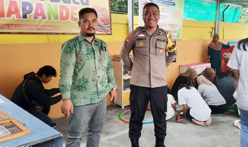 Bripka Reply di Taman Bacaan Napande yang dirintisnya di Kelurahan Baiya, Palu. (Foto: Humas Polresta Palu)