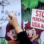 Seorang remaja membubuhkan tandatangan pada deklarasi pencegahan perkawinan usia anak di Palu, Minggu (13/7/2025). (bmzIMAGES/Basri Marzuki)