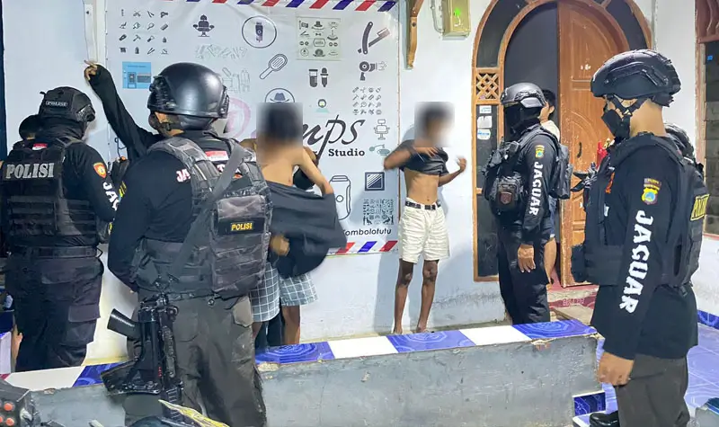 Tim Jaguar Tadulako memeriksa sejumlah warga yang diindikasikan akan menganggu ketertiban, Jumat (4/7/2025). (Foto: Humas Polresta Palu)