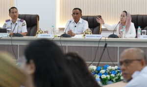 Menggapai Langit Internasional: Palu Berbenah Menuju Pintu Gerbang Timur Indonesia Wawali Palu Imelda Liliana Muhidin (kanan) pada Rakor bersama Bugernur Sulteng terkait status Bandara Internasional Mutiara SIs Aljufri, Rabu (13/8/2025). (©Prokopim Setda Kota Palu/Jufri)