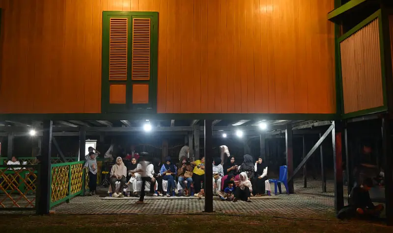 Warga menonton dari kolong Banua Oge pada Folklore Fusion Fest 2025, Jumat (17/10/2025). (© bmzIMAGES/basri marzuki)