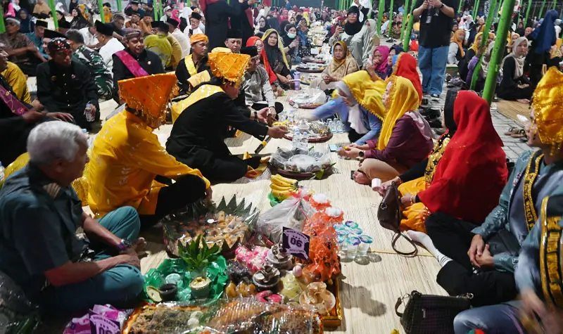 Santap bersama aneka makanan dan buah yang disajikan dalam festival 1000 Baki Salama Talise Valangguni, Kamis (16/10/2025) malam. (© bmzIMAGES/Basri Marzuki)