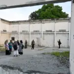 Peserta walking tour berada di bekas Taman Hiburan Umum Ujuna, Senin (29/9/2025)(© bmzIMAGES/basri marzuki)