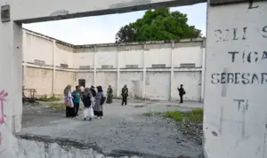 Peserta walking tour berada di bekas Taman Hiburan Umum Ujuna, Senin (29/9/2025)(© bmzIMAGES/basri marzuki)