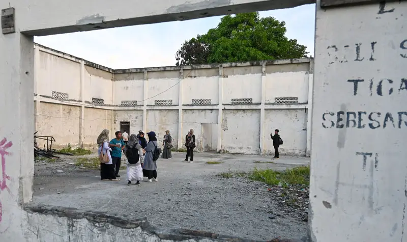 Peserta walking tour berada di bekas Taman Hiburan Umum Ujuna, Senin (29/9/2025)(© bmzIMAGES/basri marzuki)